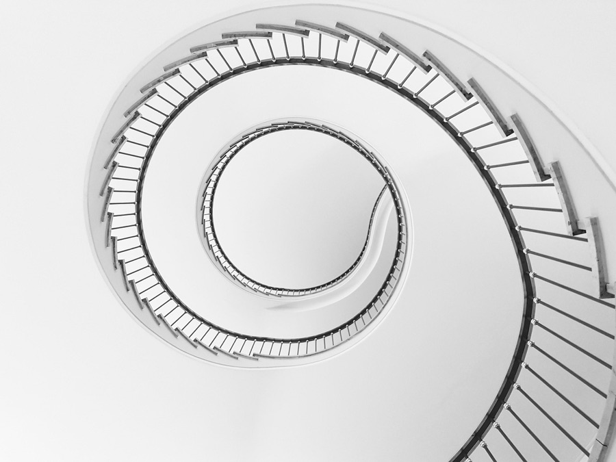 Escalera en espiral vista desde abajo